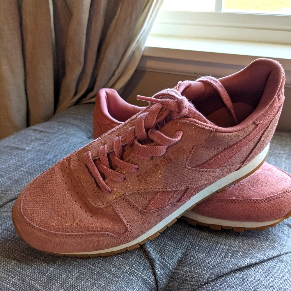 Reebok pink sneaker